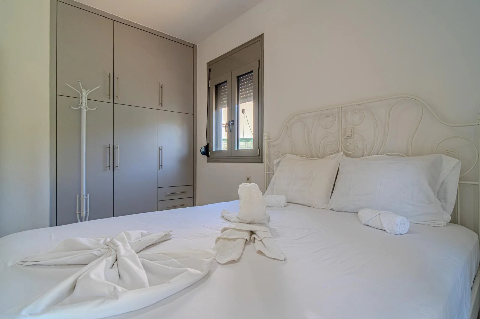 hania-tsikalaria-2-bedroom-house-for-sale (6) Modern 2-Bedroom Private Residence with Pool in Souda, Chania - Kitchen - Main Bedroom